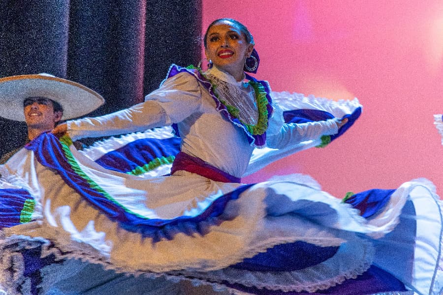 Mujer joven bailando regional mexicano