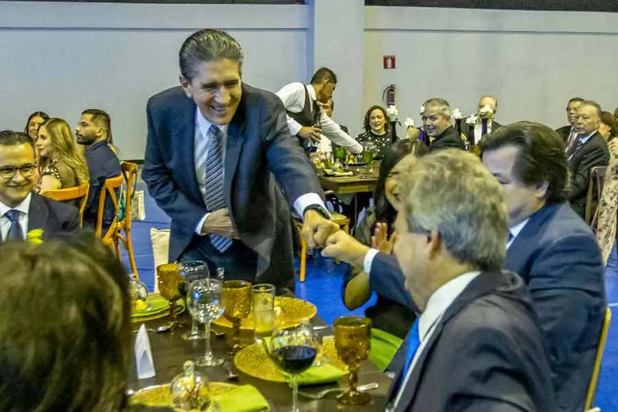 V&iacute;ctor Guti&eacute;rrez y Gerardo Bours durante la Cena de Gala por el 50 aniversario del campus Ciudad Obreg&oacute;n