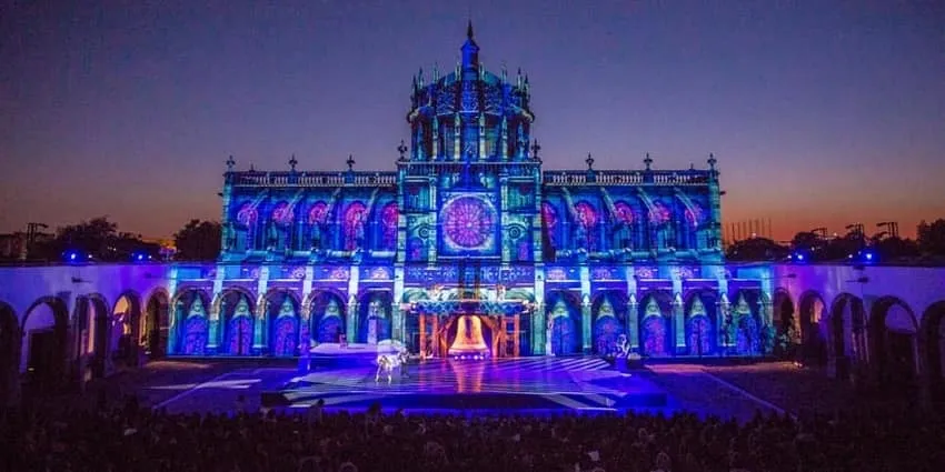 Mapping arquitect&oacute;nico durante la presentaci&oacute;n de &ldquo;Nuestra Se&ntilde;ora de Par&iacute;s&rdquo; por el ballet de Jalisco