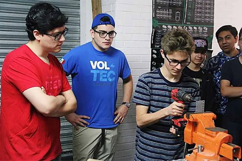 Alumnos del equipo de rob&oacute;tica Voltec