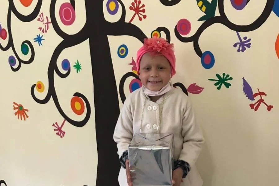 Ni&ntilde;os de la fundaci&oacute;n recibiendo regalos en el d&iacute;a de Reyes. 