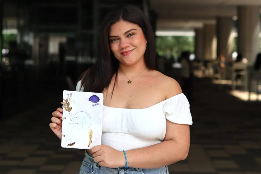 Ximena Hern&aacute;ndez sostiene su libreta hecha con papel reciclado, en el Tec, Campus Monterrey.