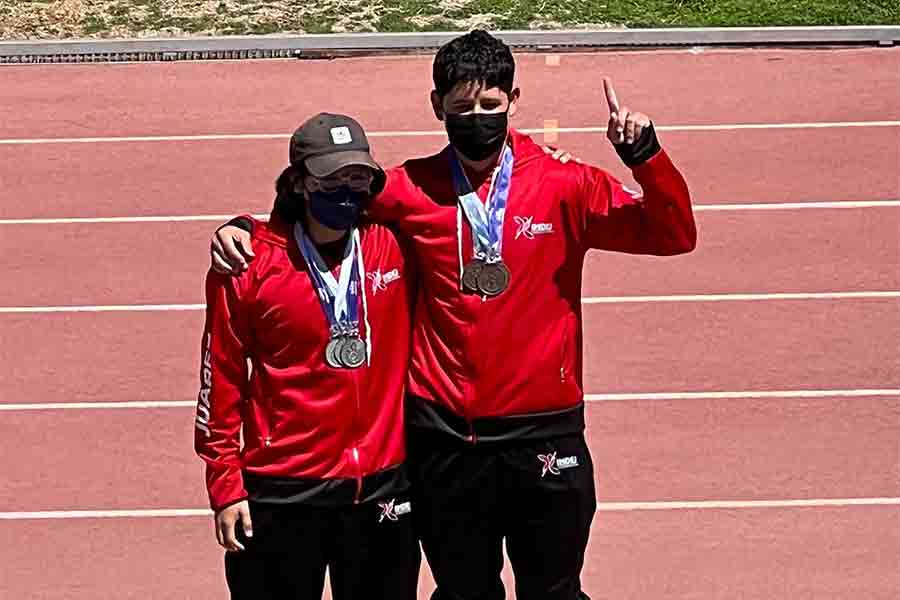 Yahir recibiendo medallas