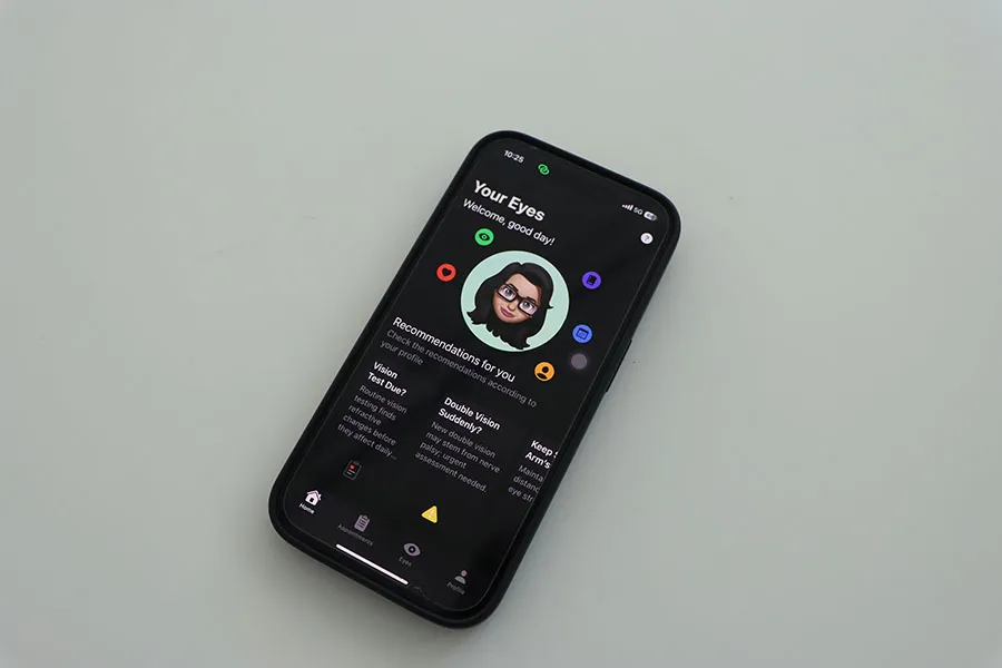 Celular con la app Your eyes abierta. 