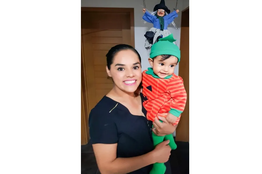 Yuri es directora de carrera en la escuela de negocios