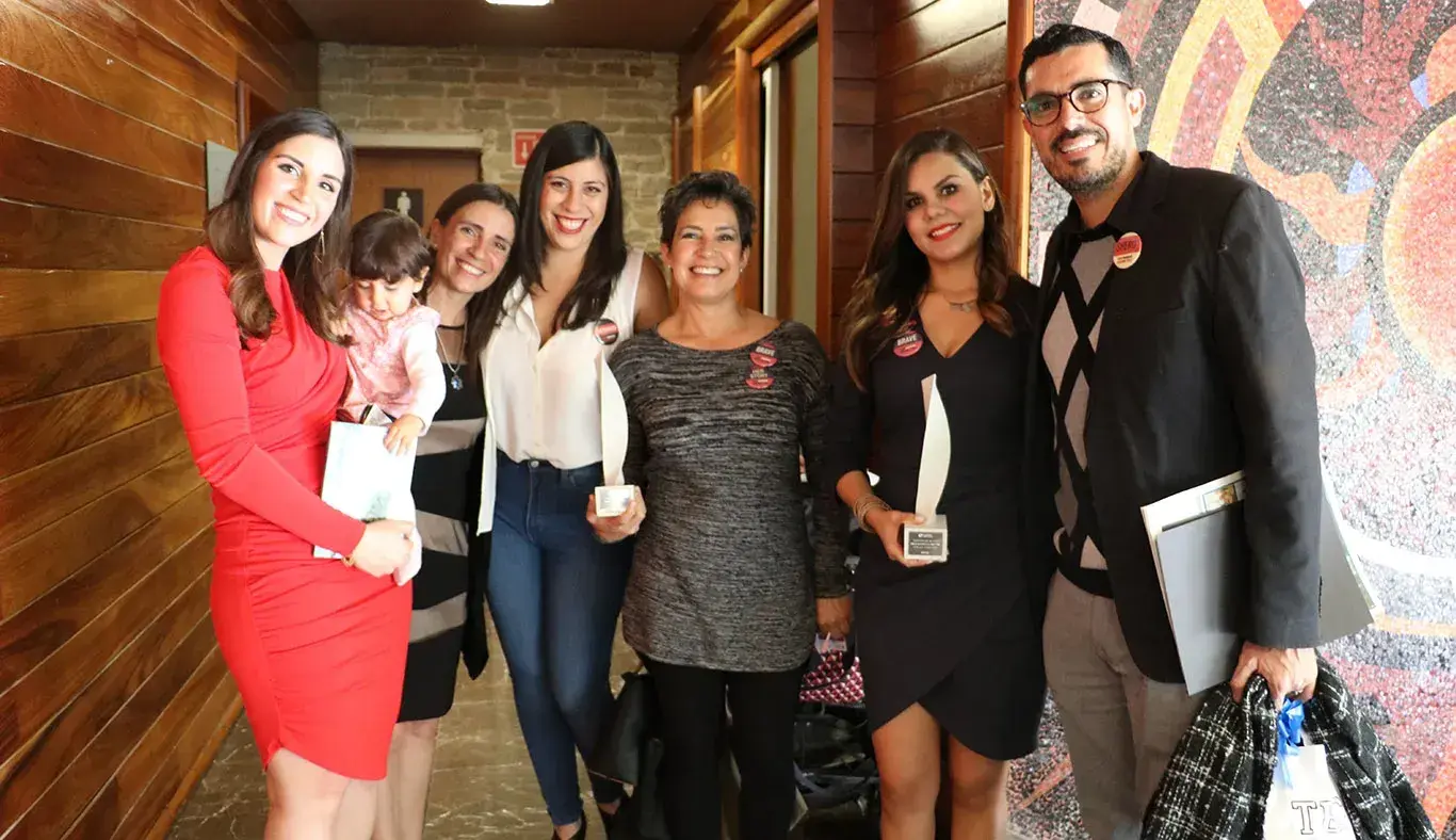 La doctora Daniela Gordillo Bastidas, junto a su familia