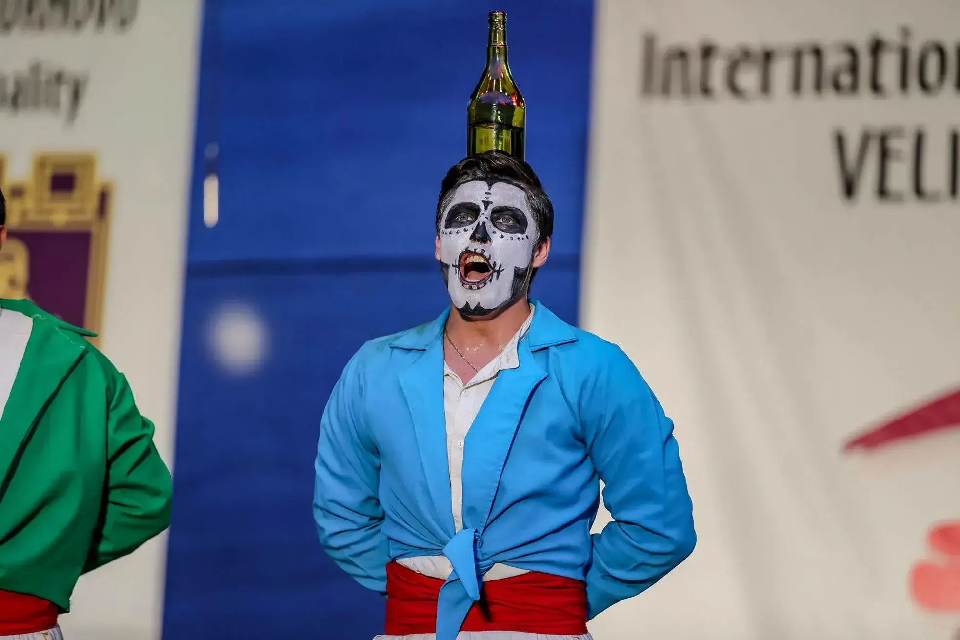 Mexicanos bailando folclore en Europa