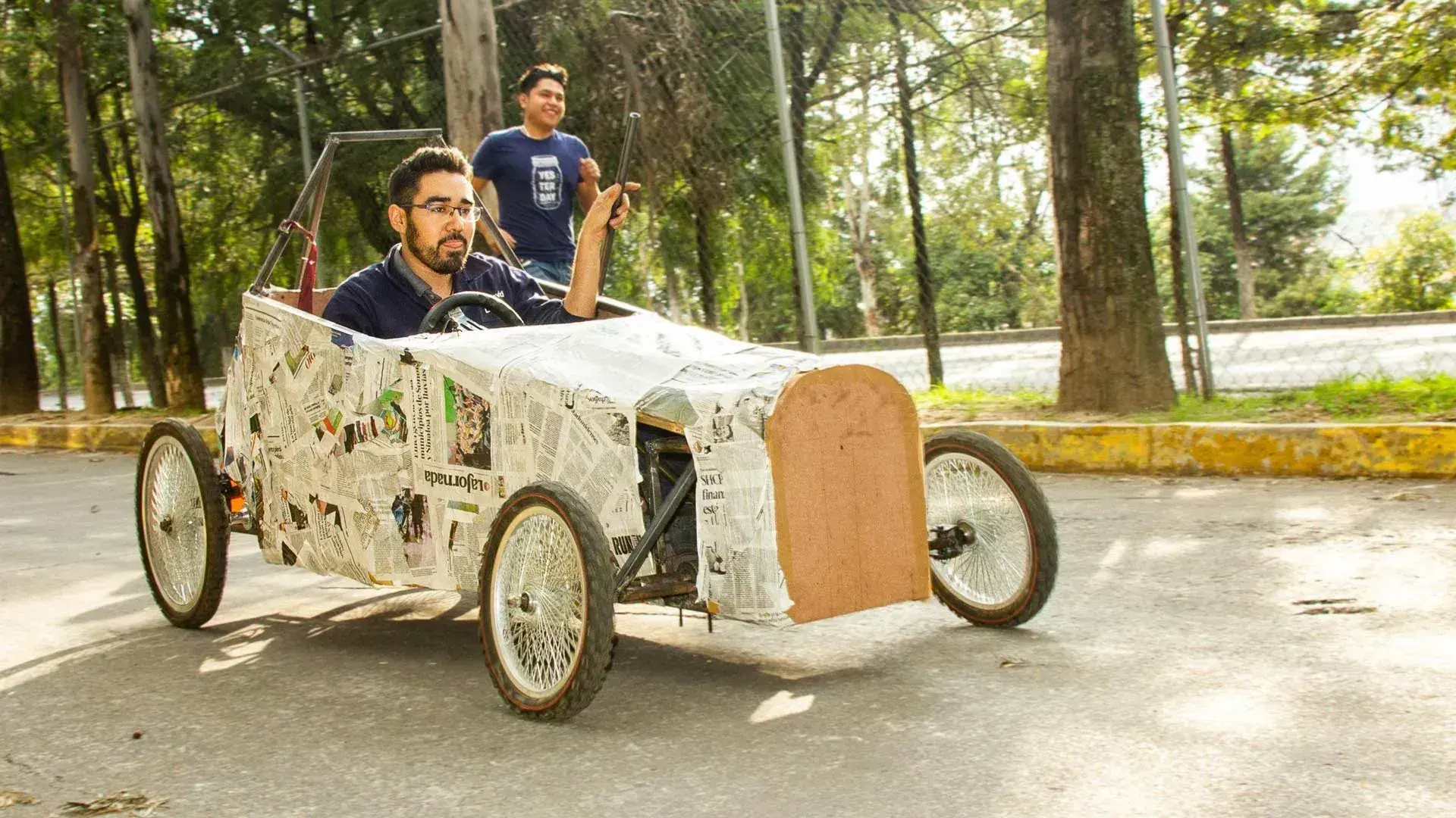 Probando uno de los autos.