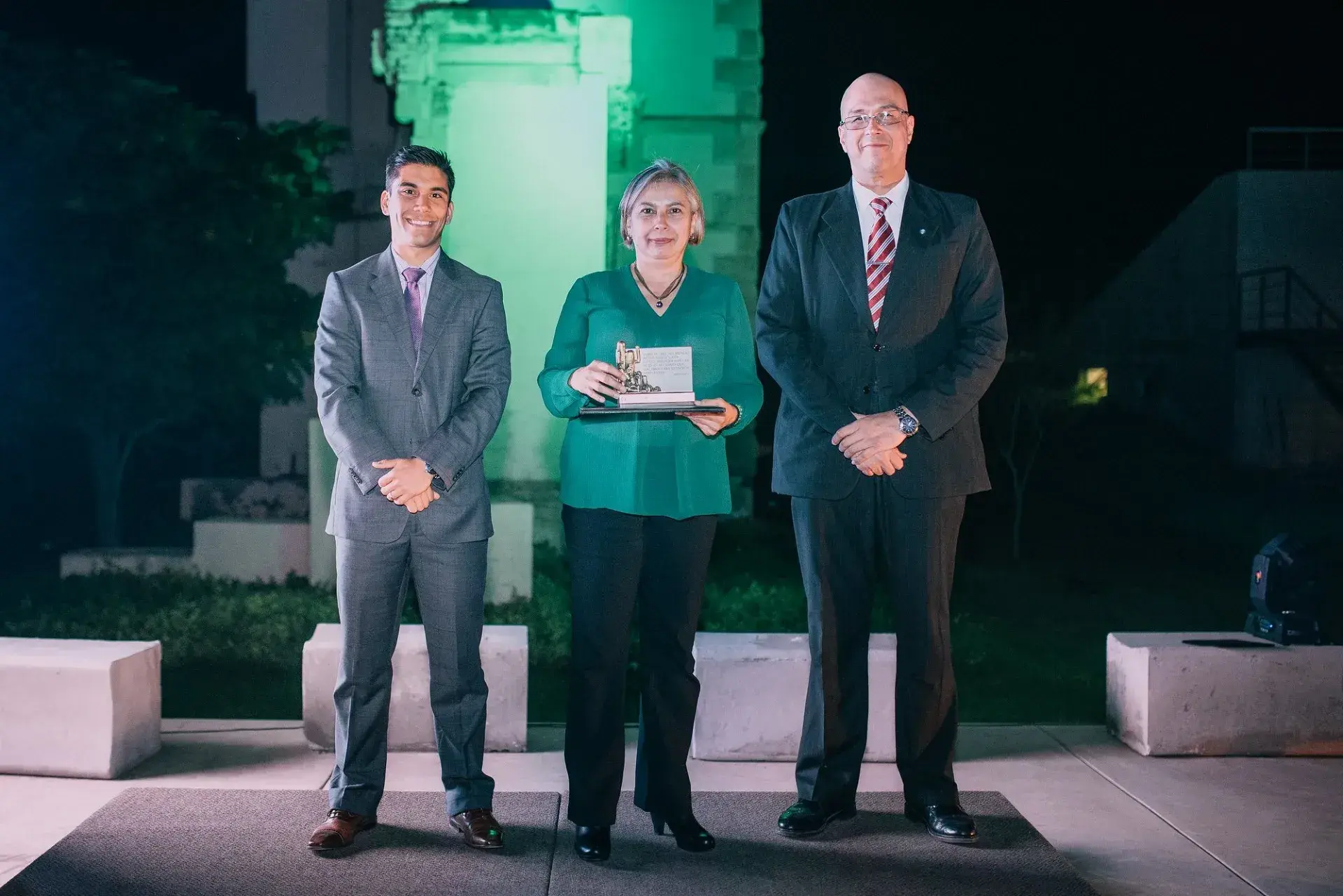 Los profesores recibieron un diploma y una replica del monumento en honor a Adolfo Prieto
