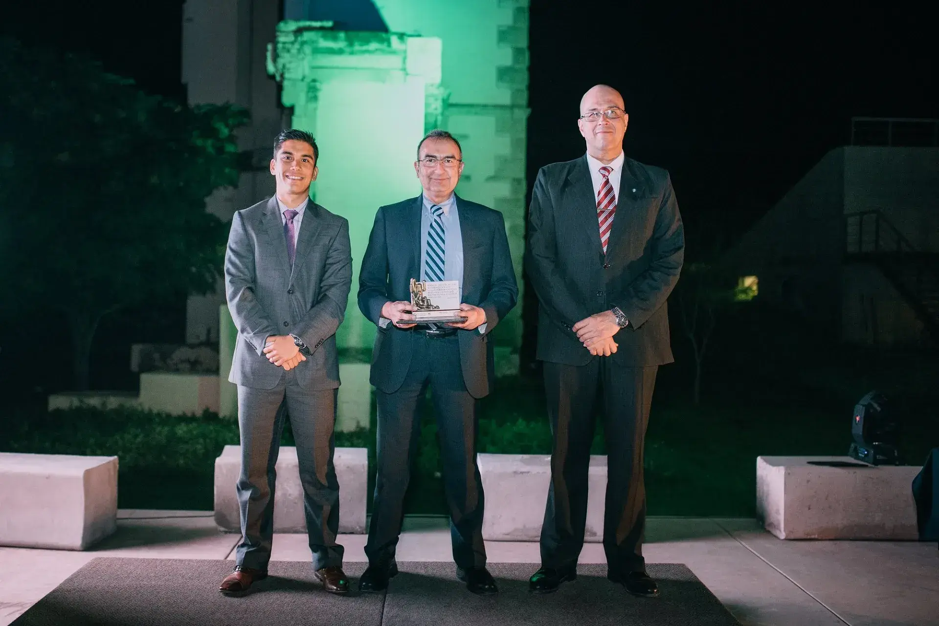 Los profesores recibieron un diploma y una replica del monumento en honor a Adolfo Prieto