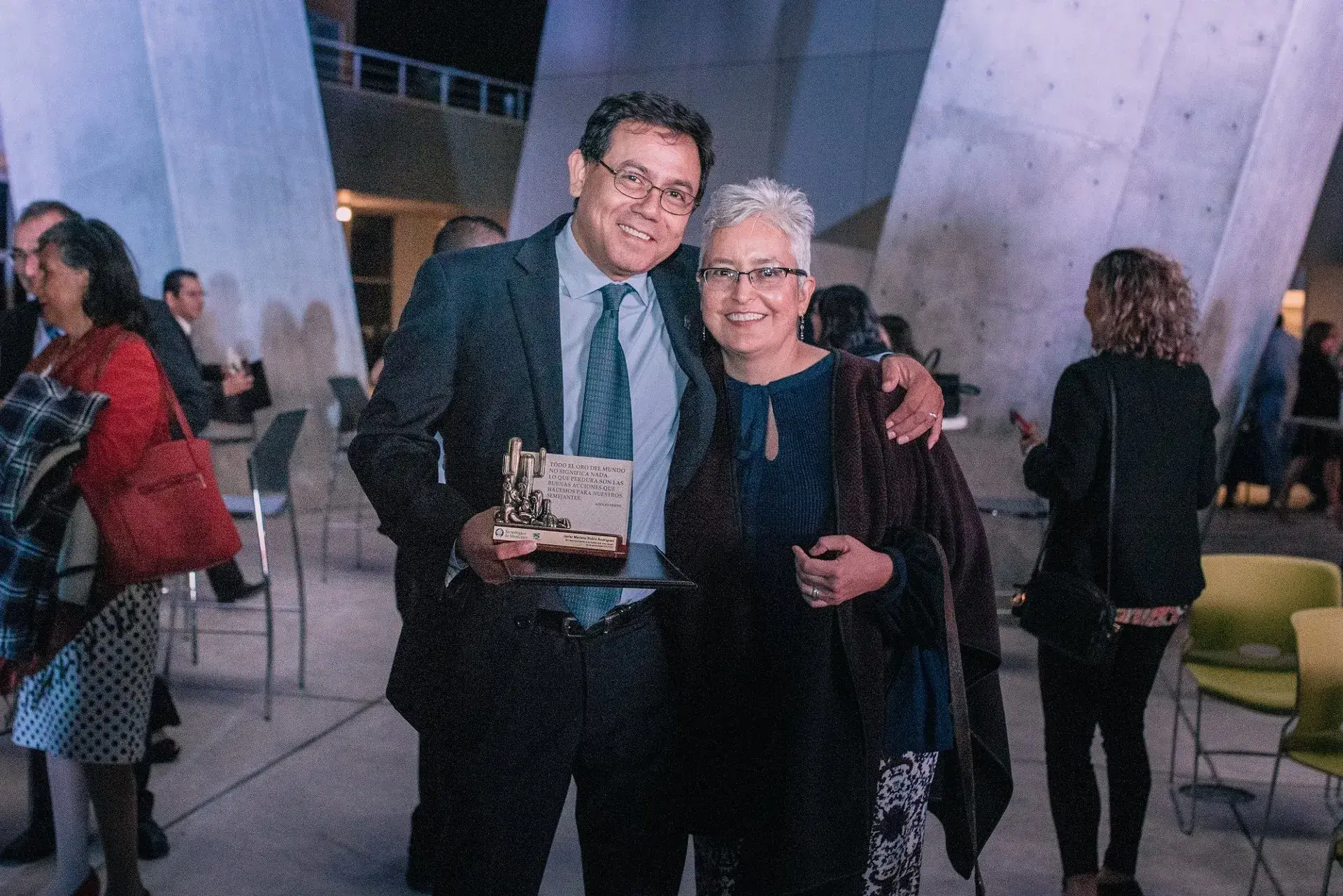 Los profesores recibieron un diploma y una replica del monumento en honor a Adolfo Prieto
