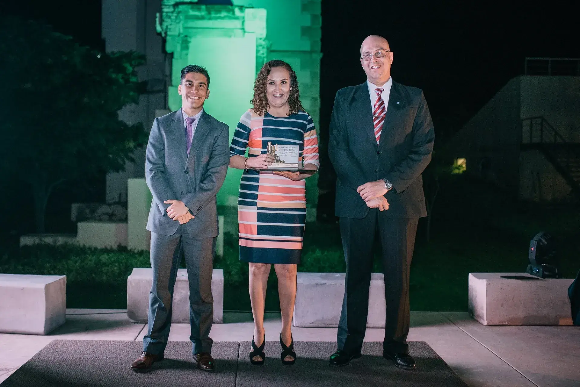 Los profesores recibieron un diploma y una replica del monumento en honor a Adolfo Prieto