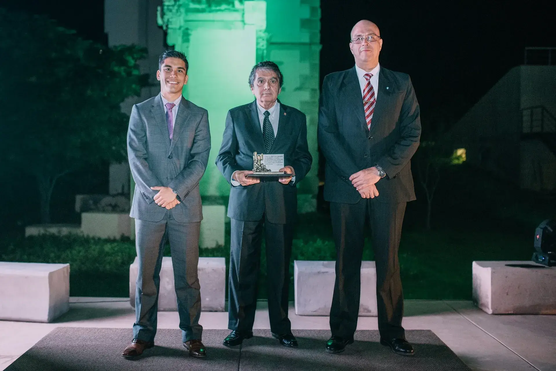 Los profesores recibieron un diploma y una replica del monumento en honor a Adolfo Prieto