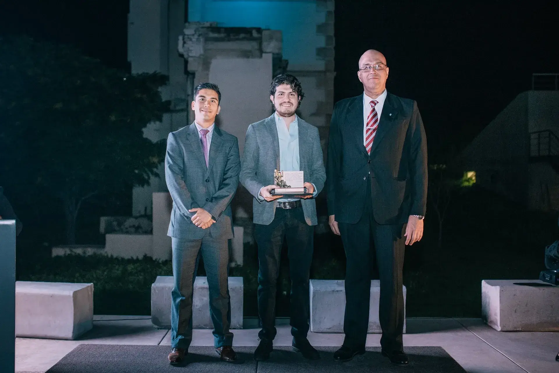 Los profesores recibieron un diploma y una replica del monumento en honor a Adolfo Prieto