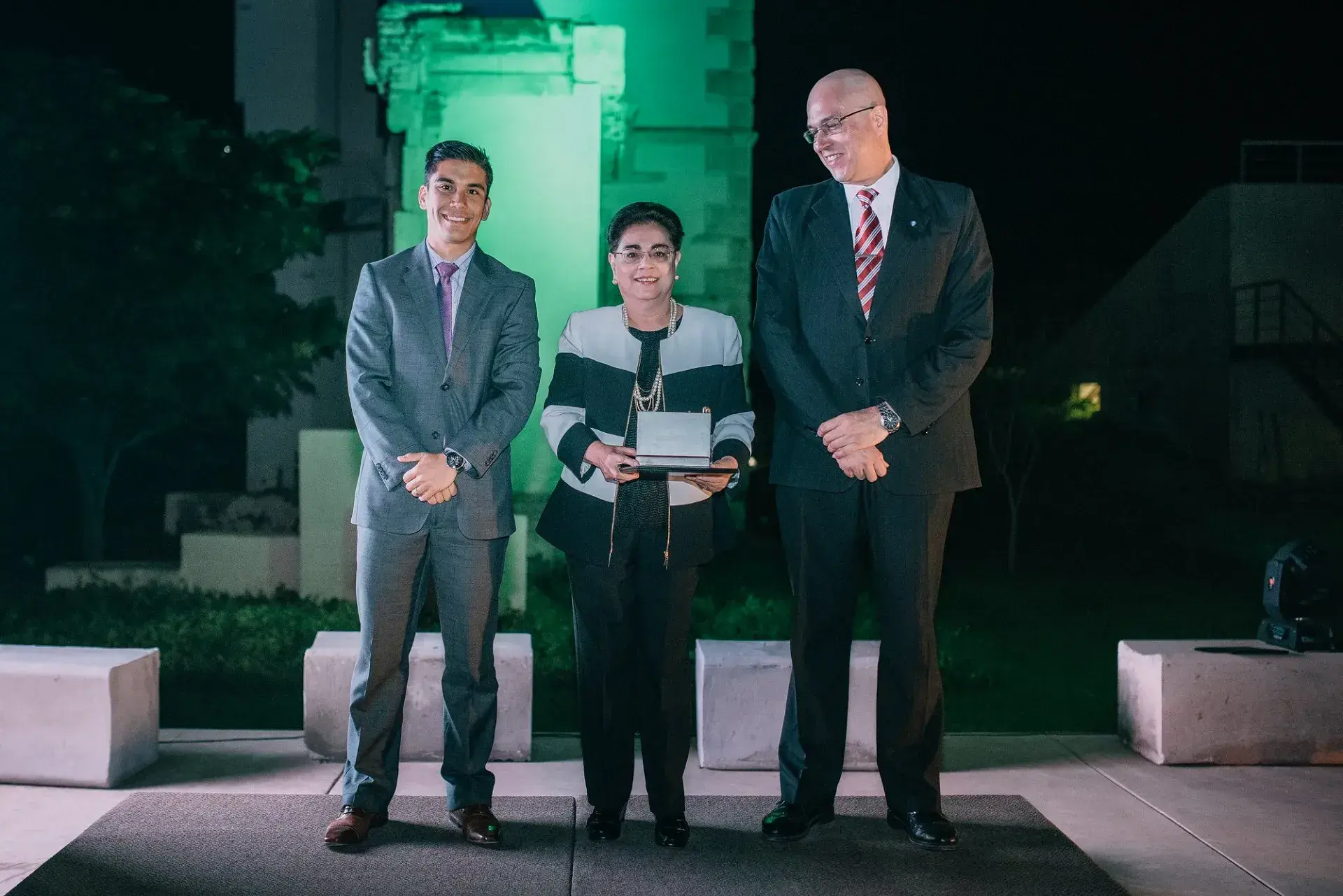 Los profesores recibieron un diploma y una replica del monumento en honor a Adolfo Prieto