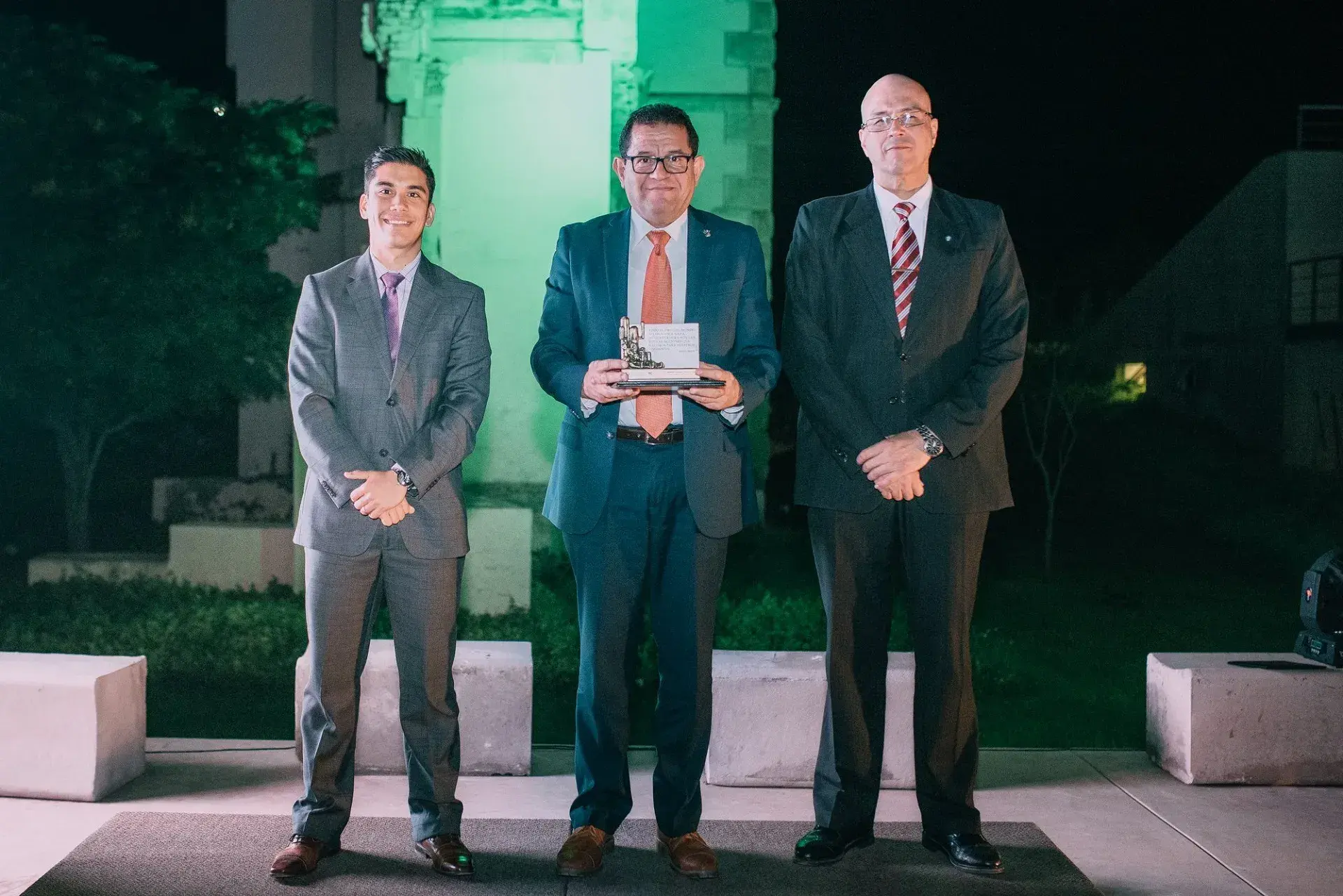Los profesores recibieron un diploma y una replica del monumento en honor a Adolfo Prieto