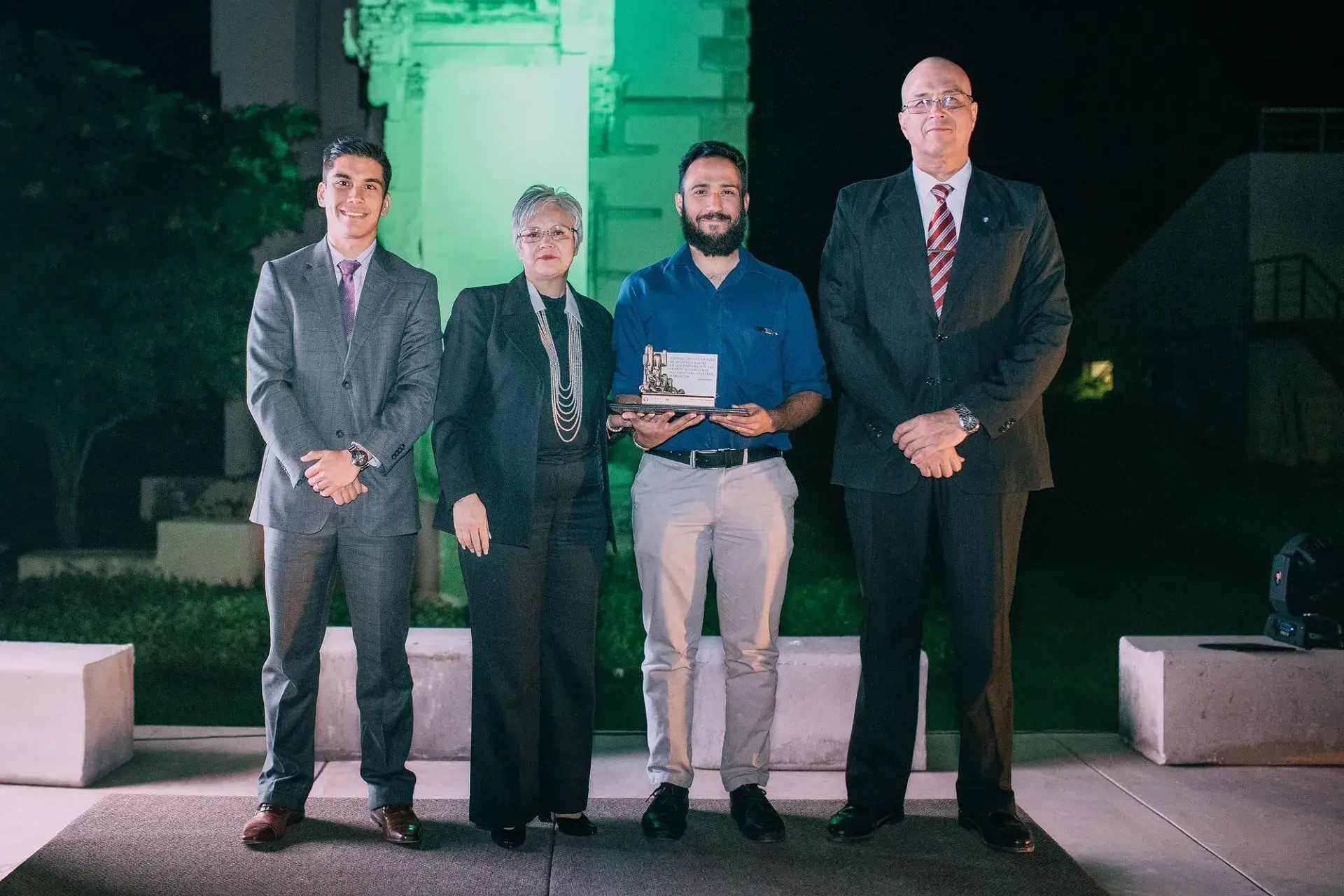 Los profesores recibieron un diploma y una replica del monumento en honor a Adolfo Prieto
