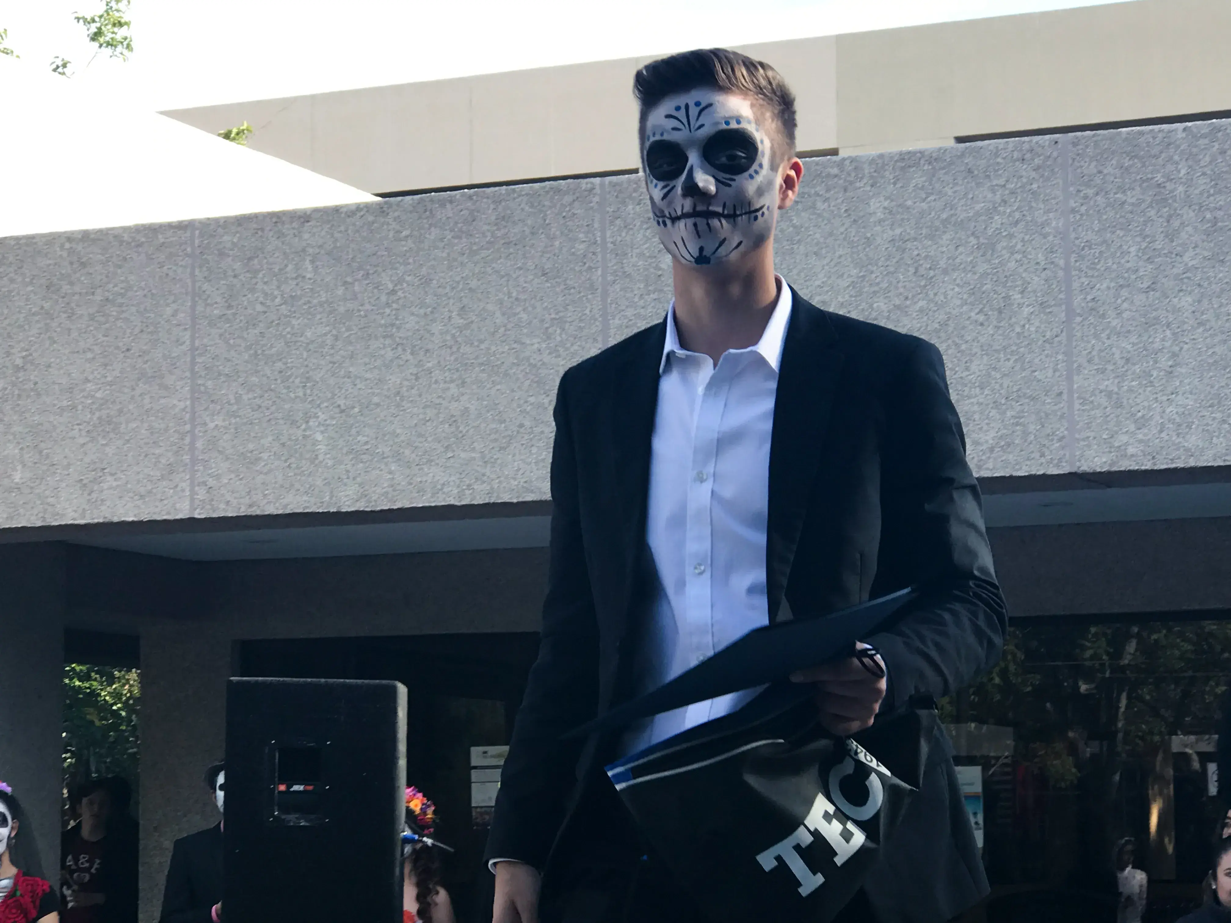 Alumnos festejando el día de muertos
