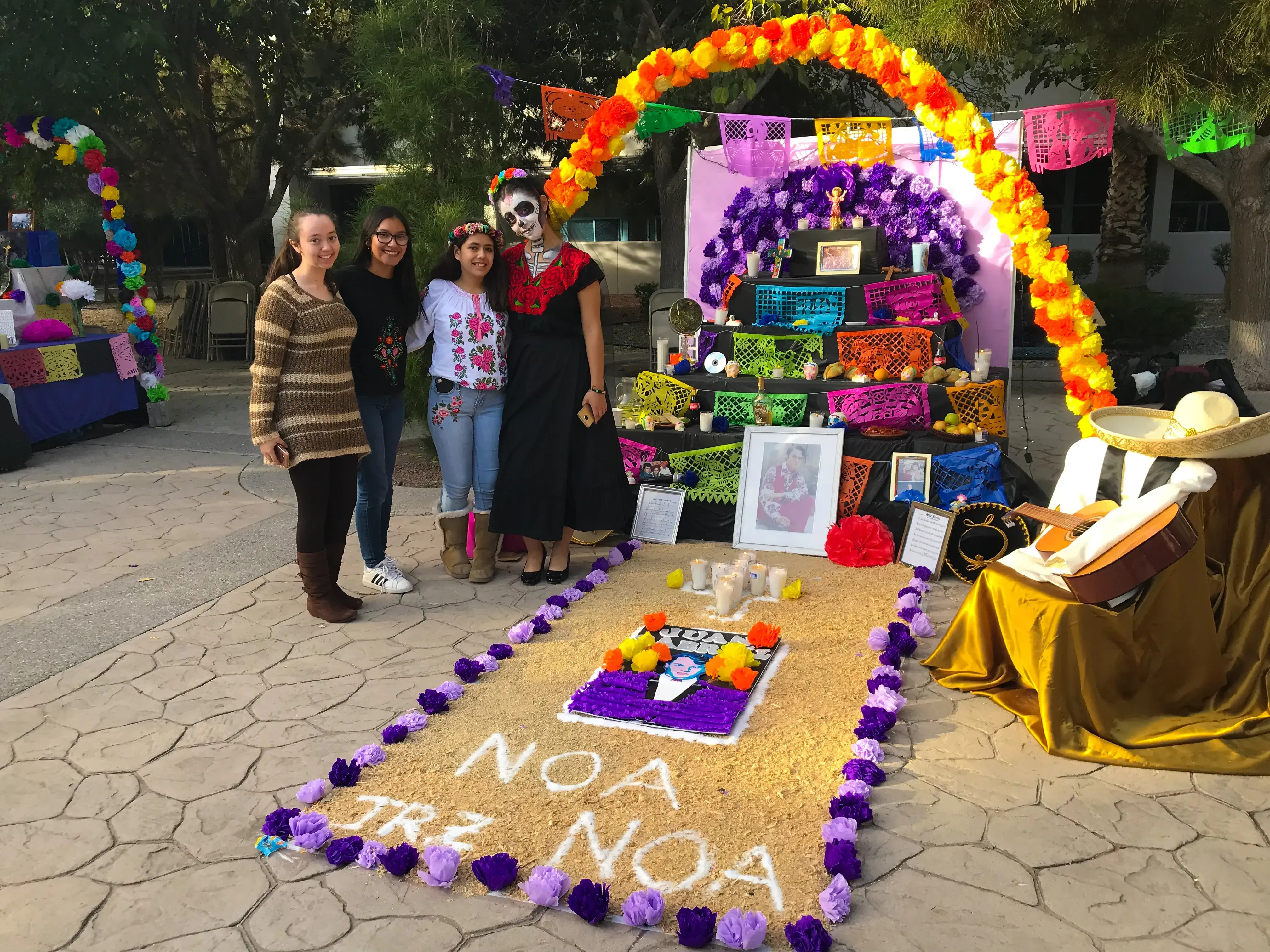 Alumnos festejando el día de muertos