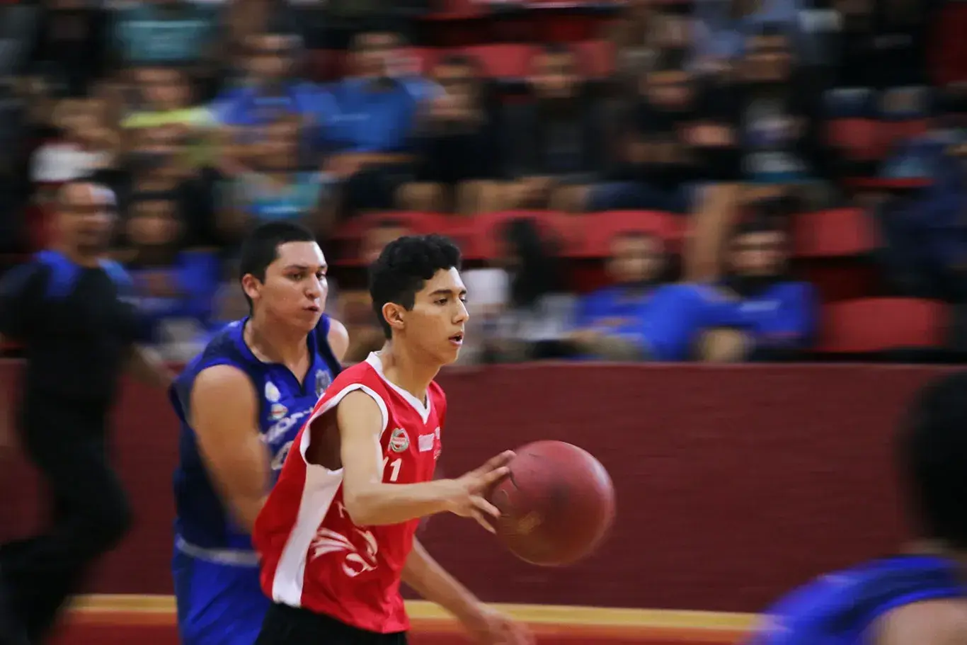 Alumnos compitiendo en la cancha
