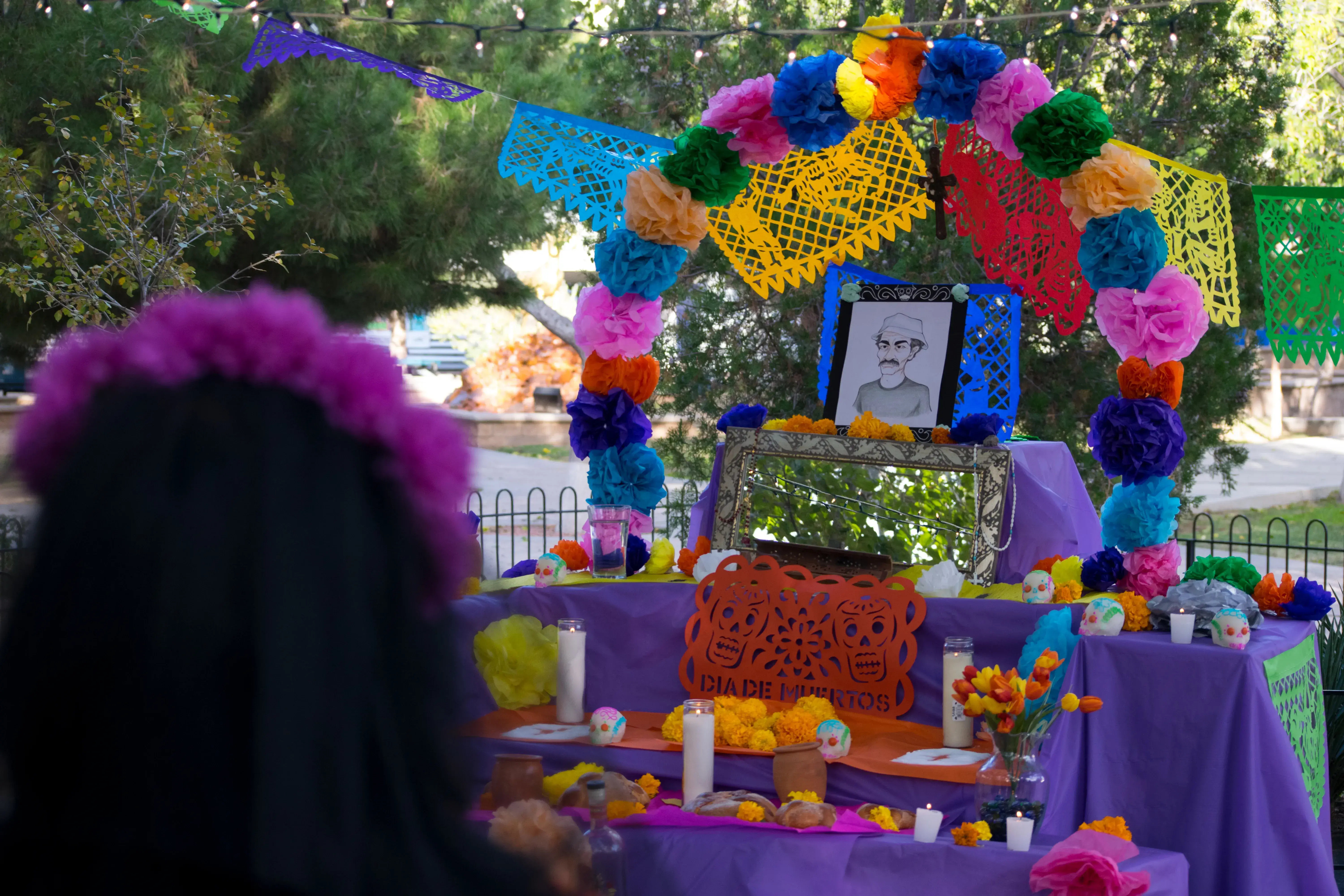 Alumnos festejando el día de muertos