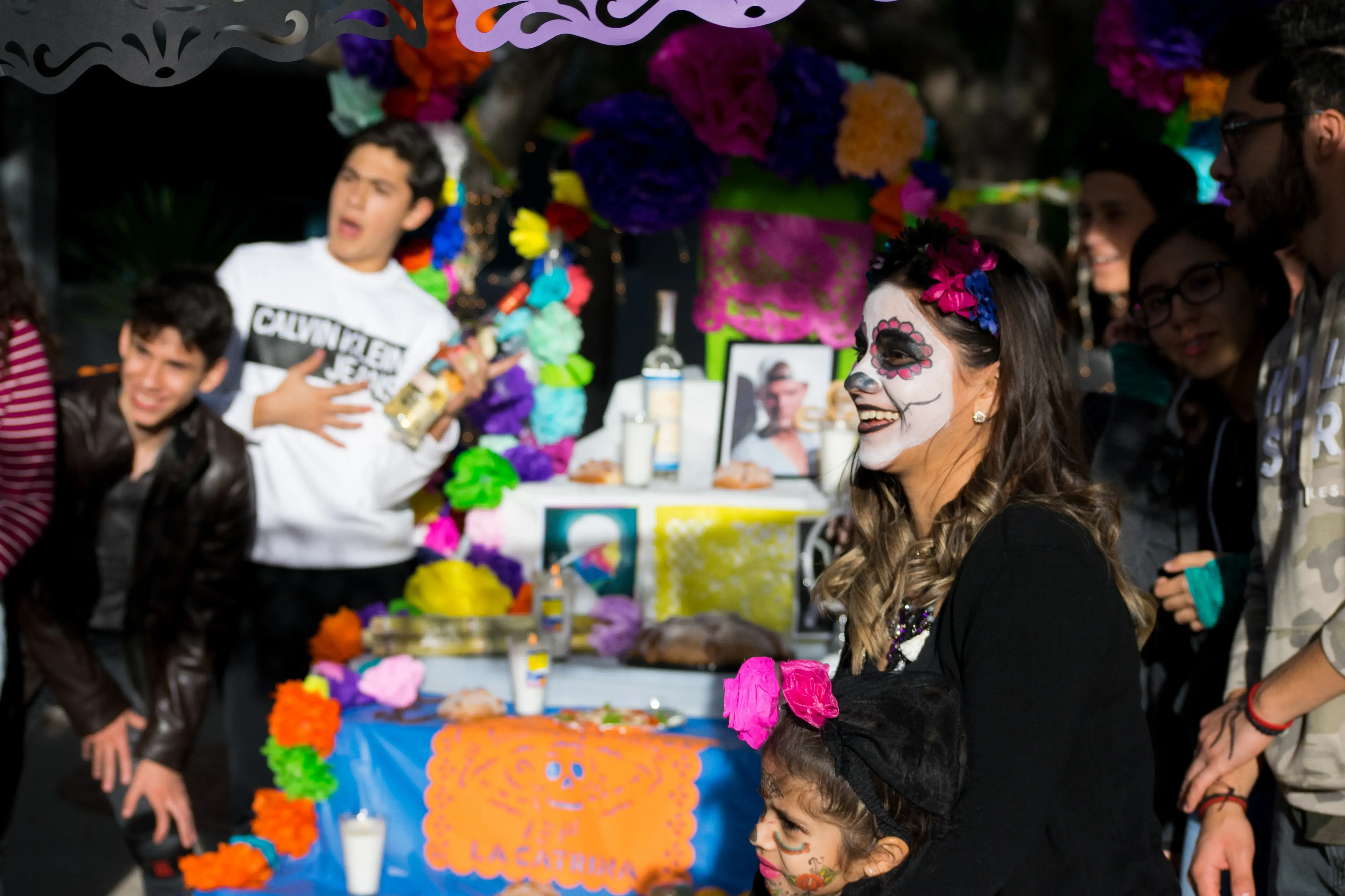 Alumnos festejando el día de muertos
