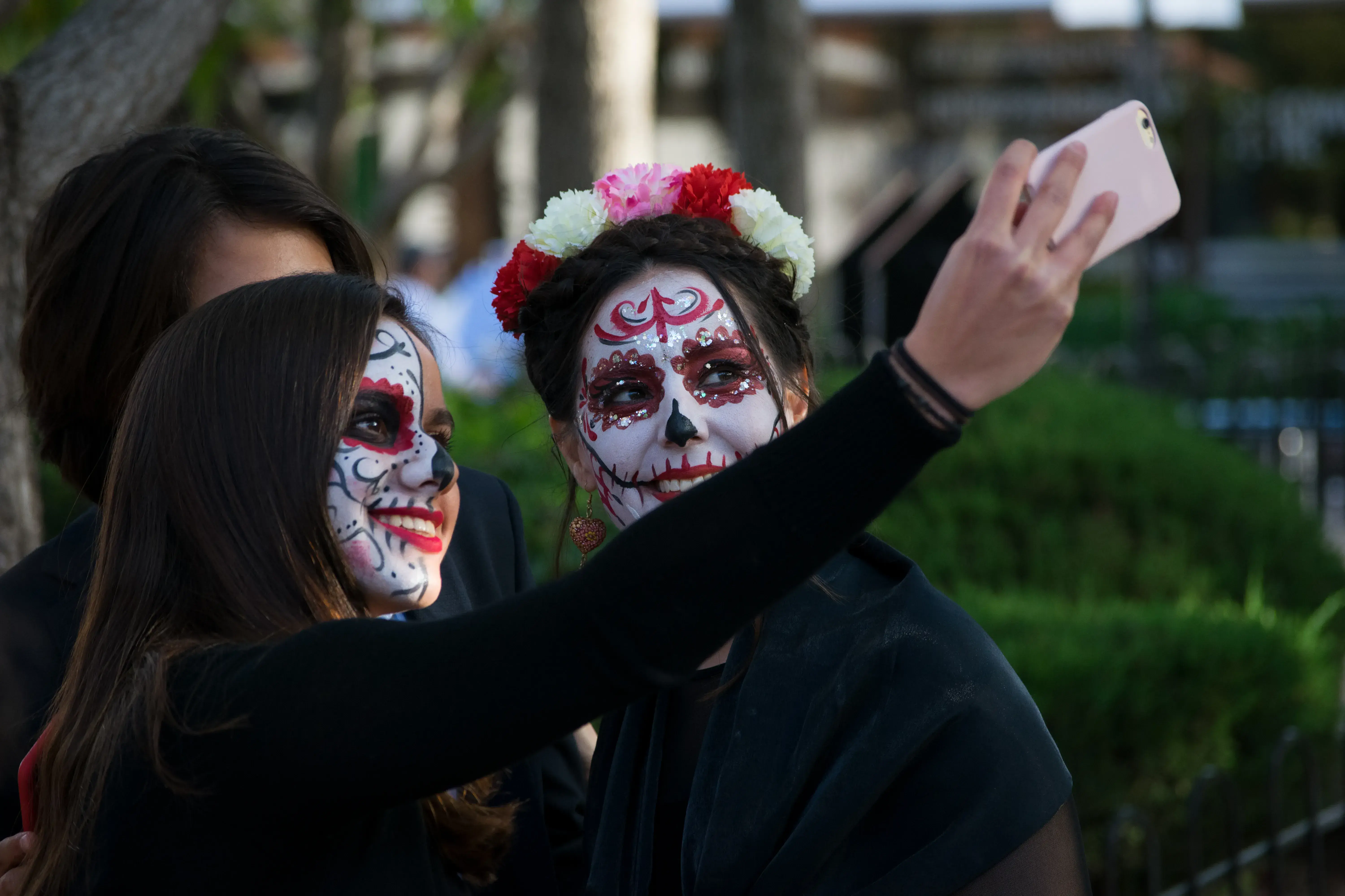 Alumnos festejando el día de muertos