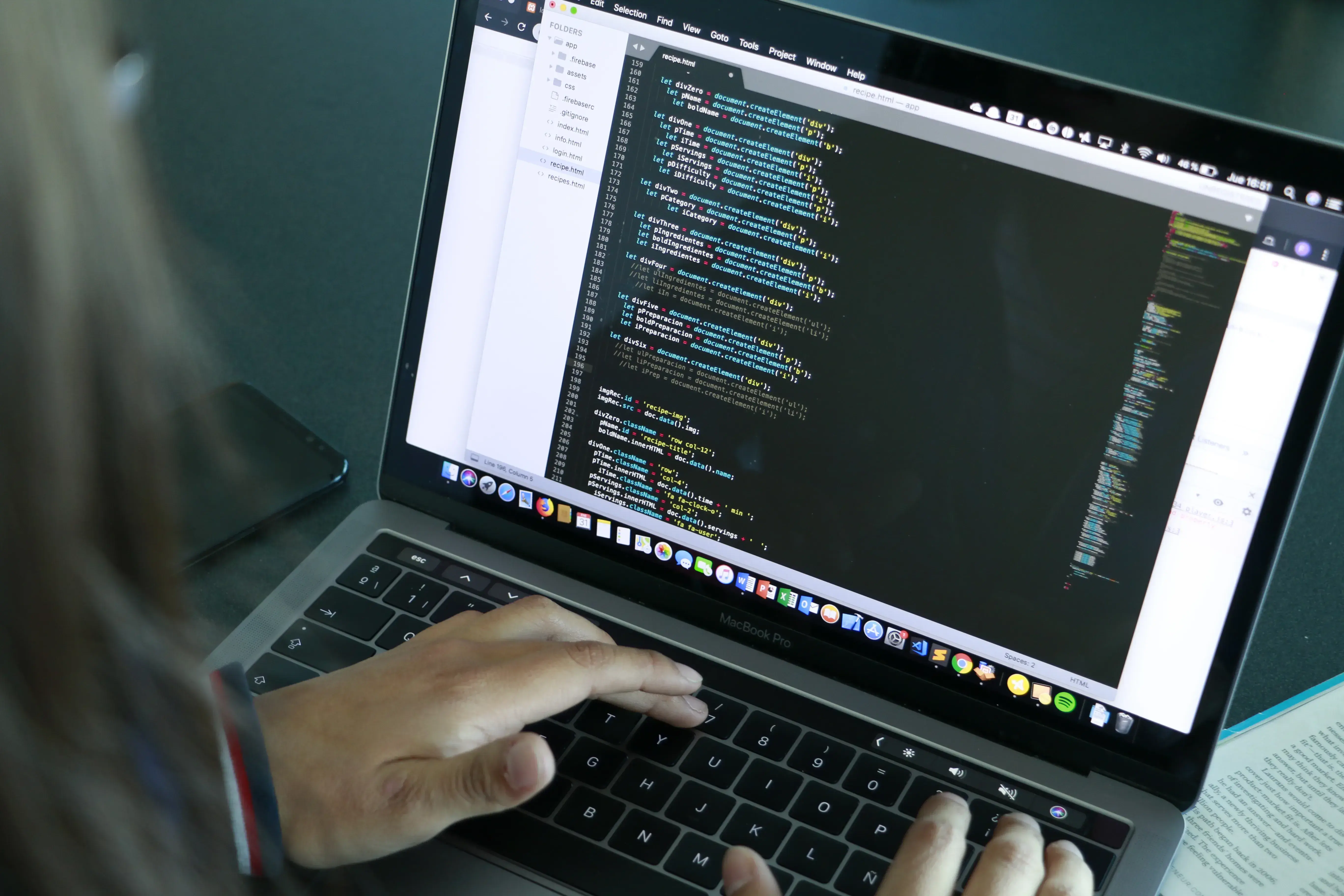 Fabi haciendo lo que mas le gusta hacer, programar.