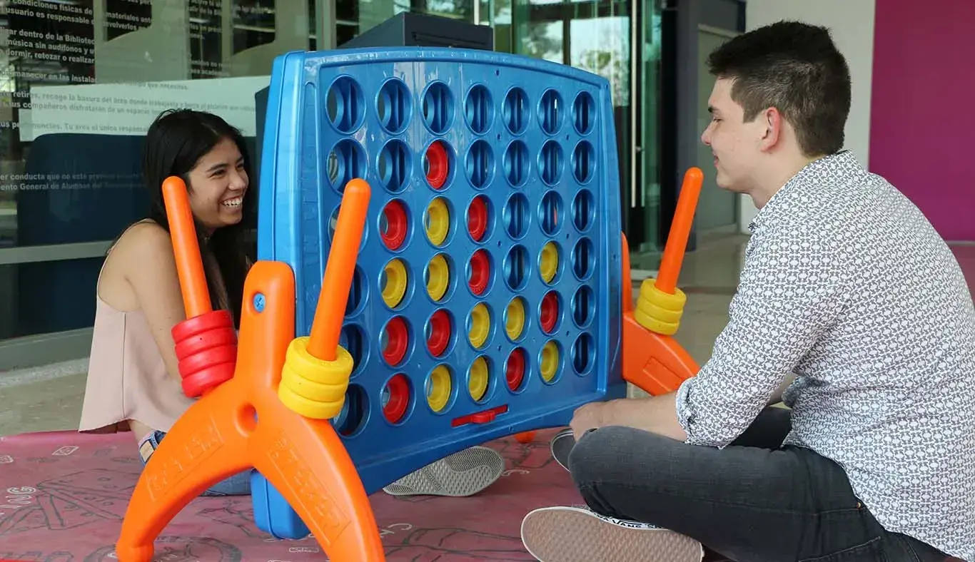 Students playing “Connect 4” at the San Luis Potosí campus.