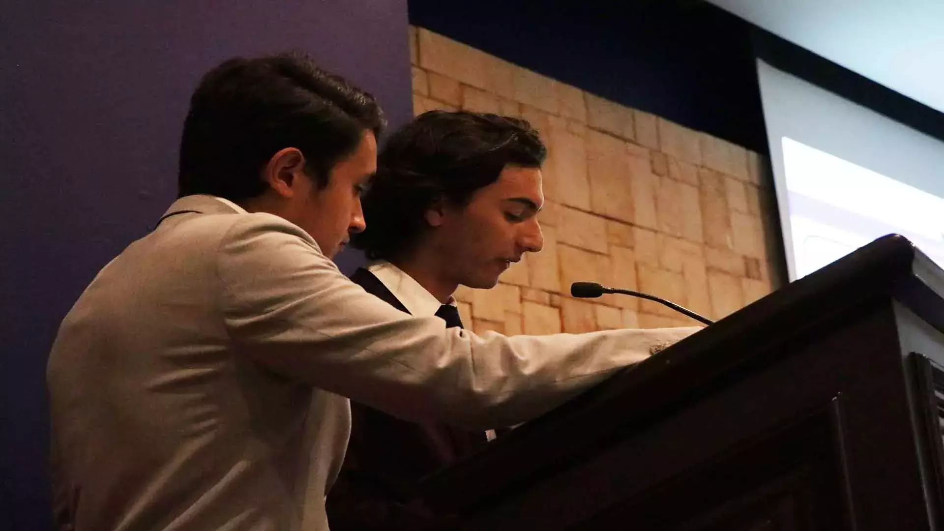 Pareja finalista en sus últimos momentos de Debate Presidencial del Torneo.