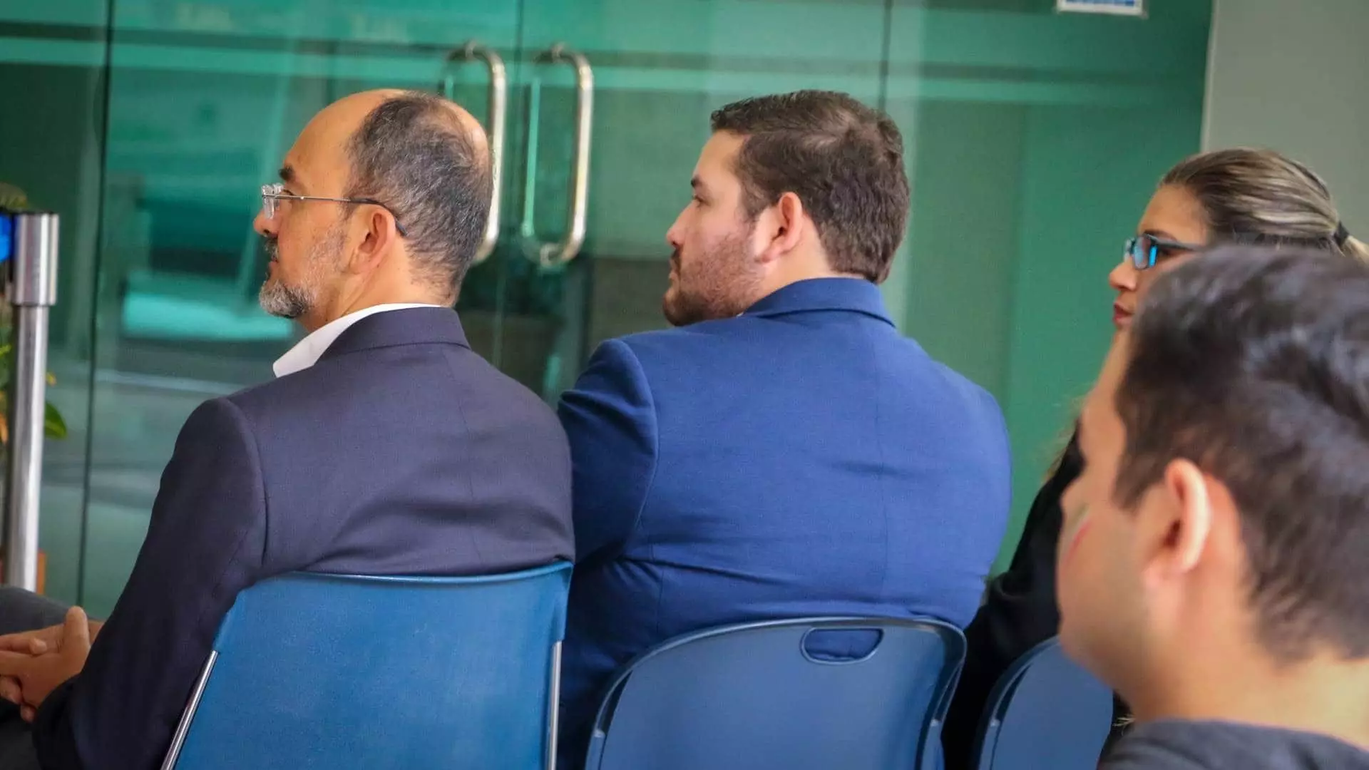 Audiencia y directivos atendiendo a la ceremonia