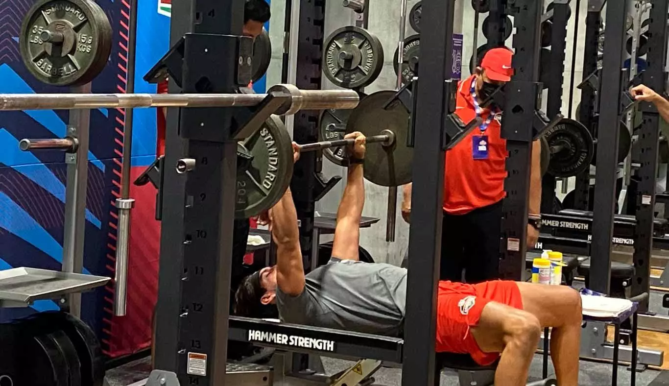 Jugador-leventando-pesas-en-NFL-international-combine-mexico-2021