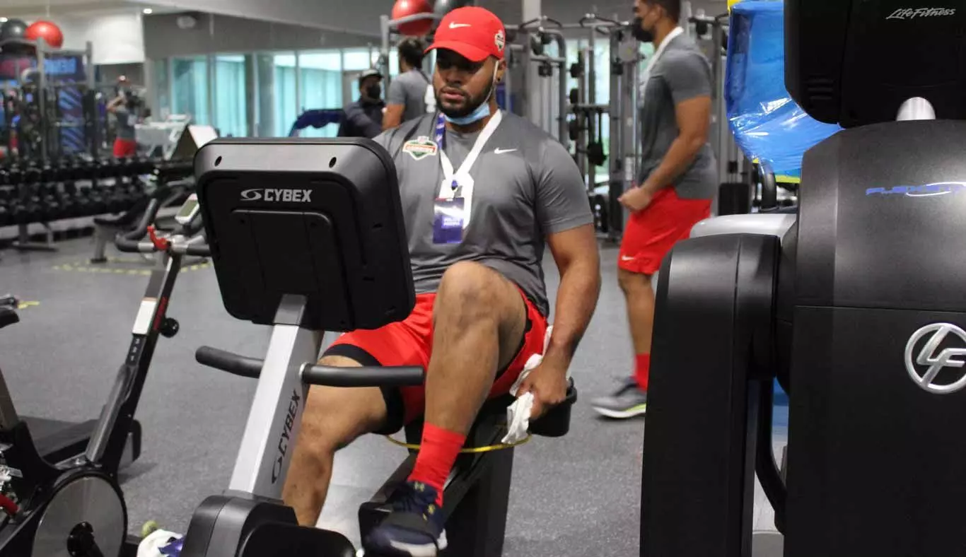 Jugador-realizando-ejercicios-NFL-internacional-combine-mexico-2021