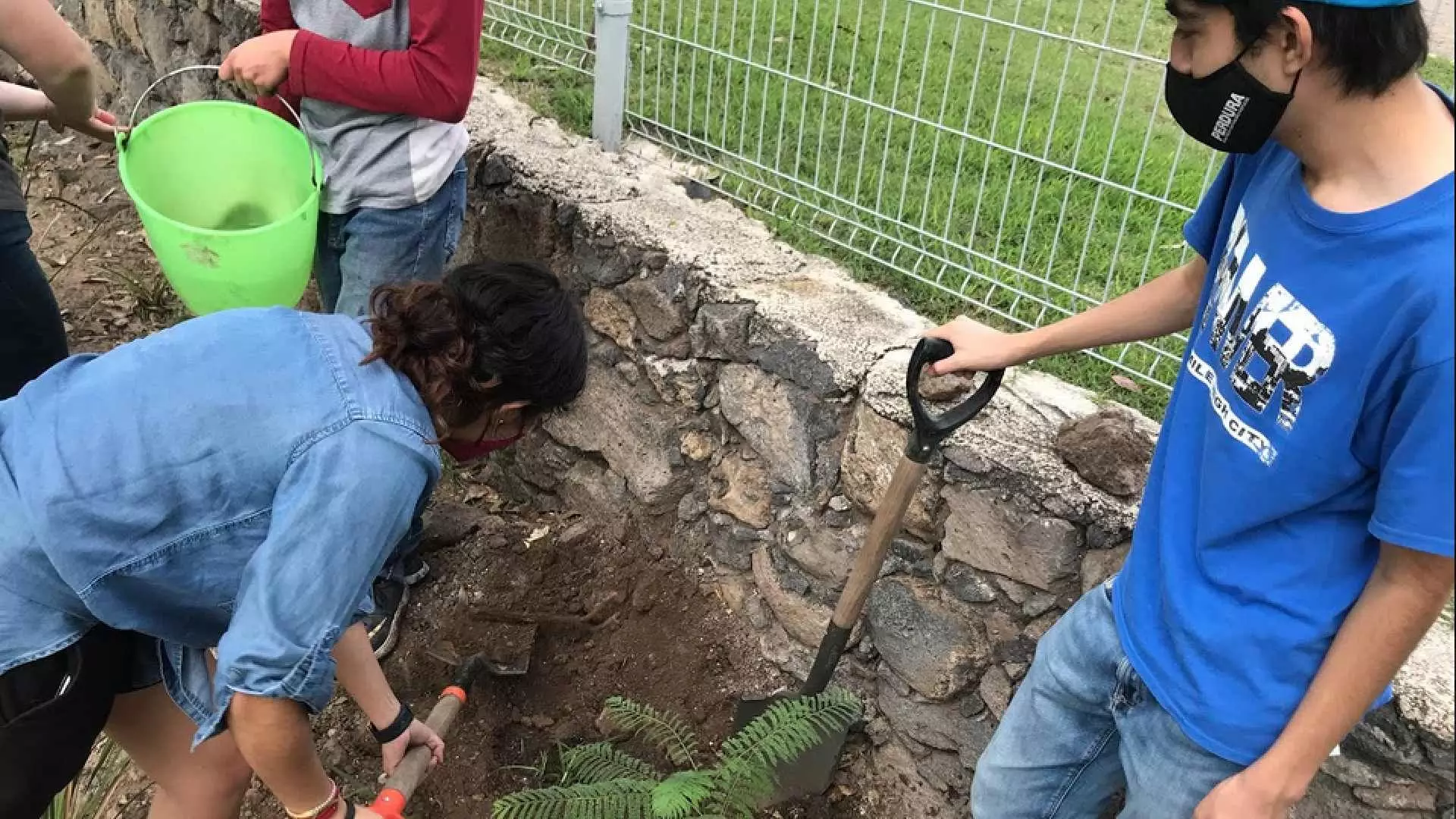 Terminando de plantar el último arbolillo.
