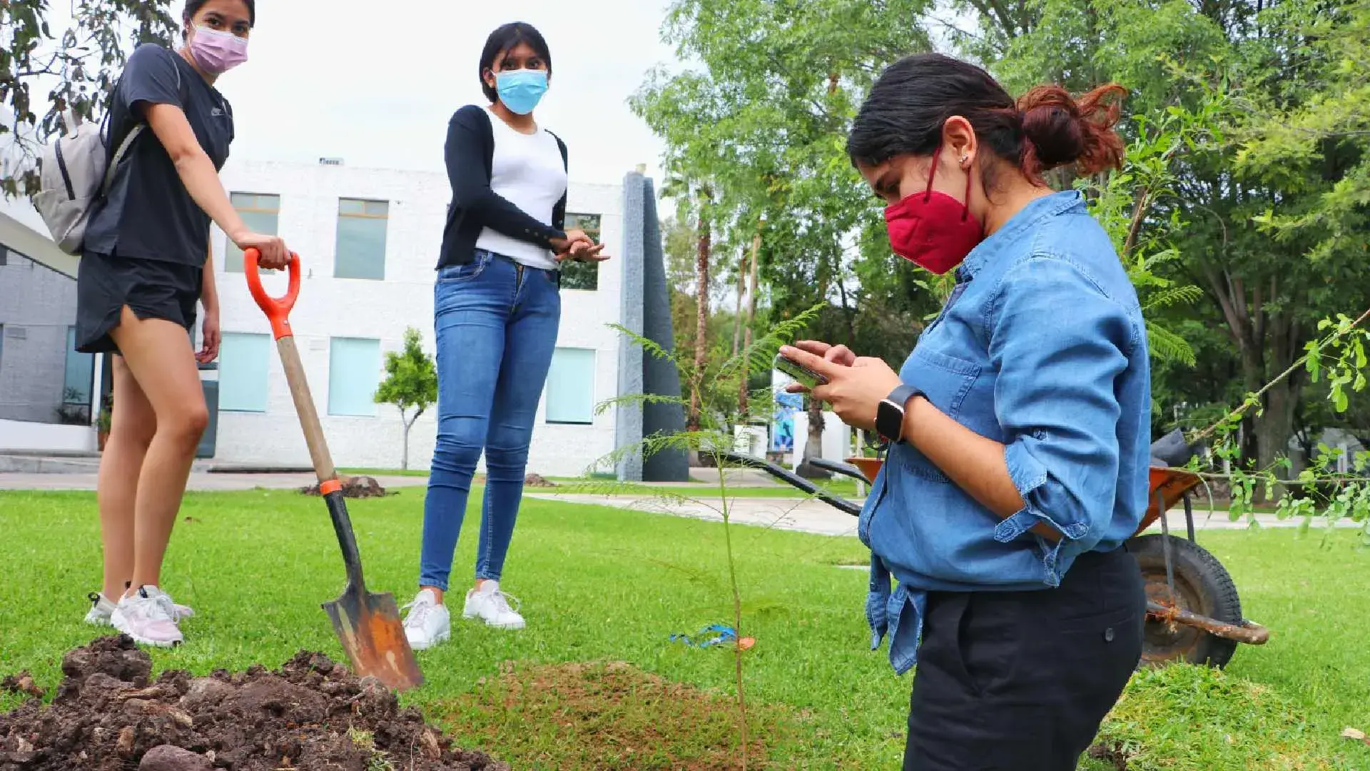 Cansados, pero satisfechos al ayudar al medio ambiente.