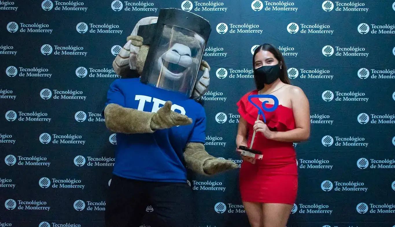Yunuén Almaguer recibió premio "Mejor Porrista" en la rama femenil