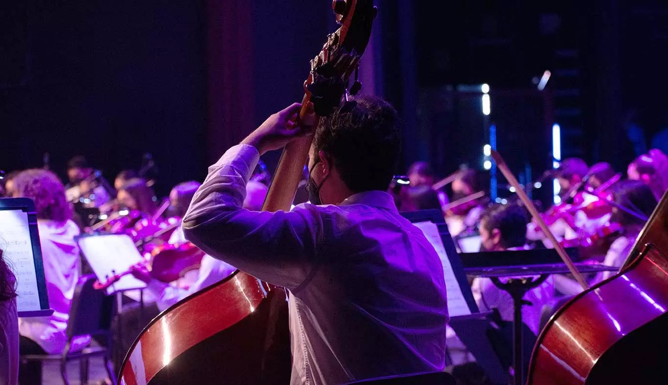 Alumnos en el área de cuerdas de la Orquesta