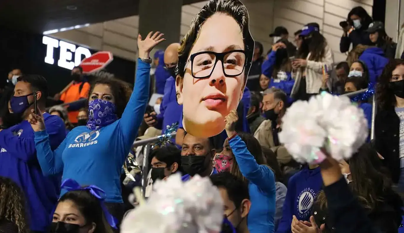 Caras gigantes de los jugadores de los Borregos invadieron las gradas del estadio