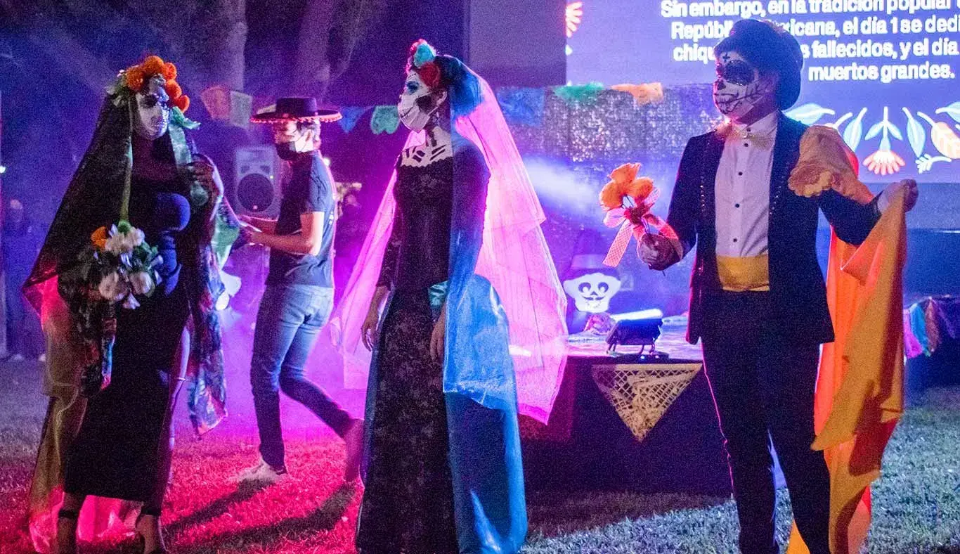 Catrines pasan al frente después de que acabó la pasarela
