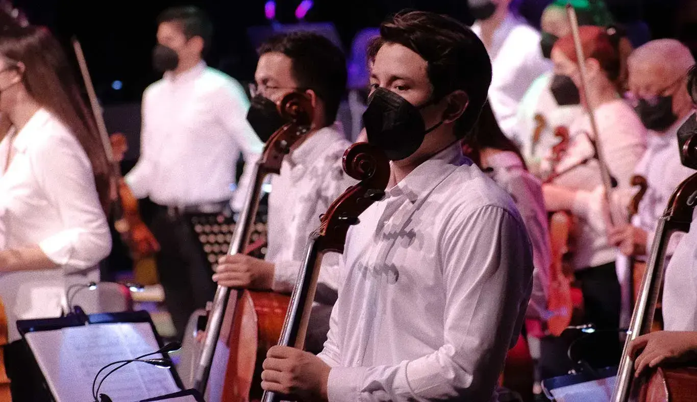 Chelistas al final de una pieza musical