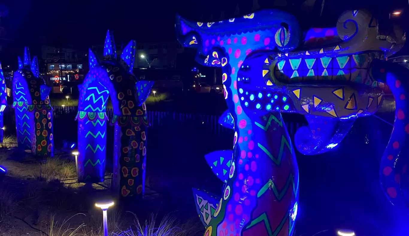 Alebrije iluminado por la noche en el campus Monterrey