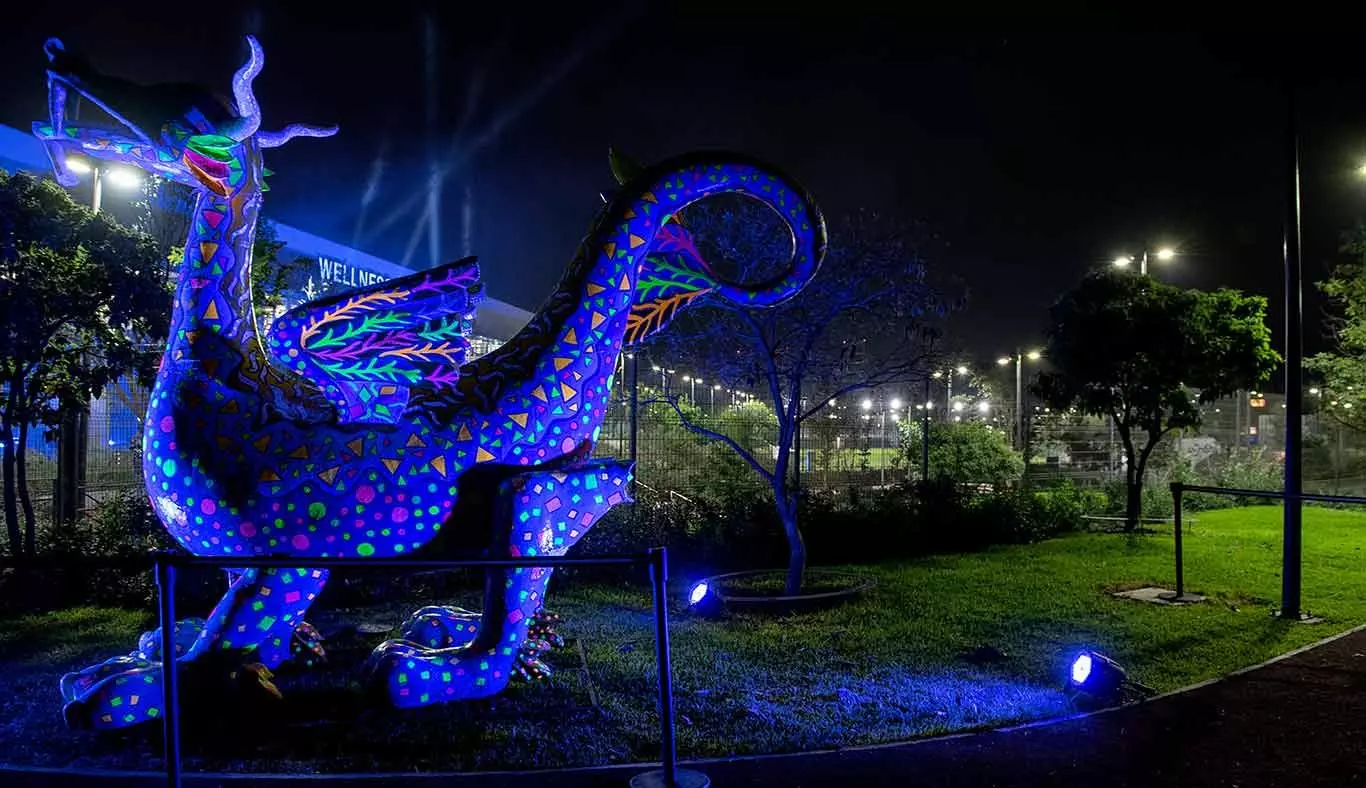 Grandes reflectores sobre los alebrijes en campus Monterrey