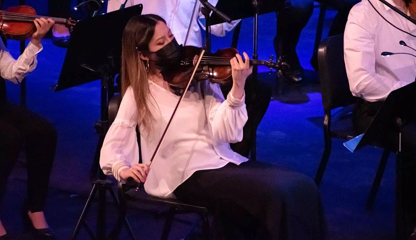 Violinista de la Sinfónica Tec en "Corazón Latino"