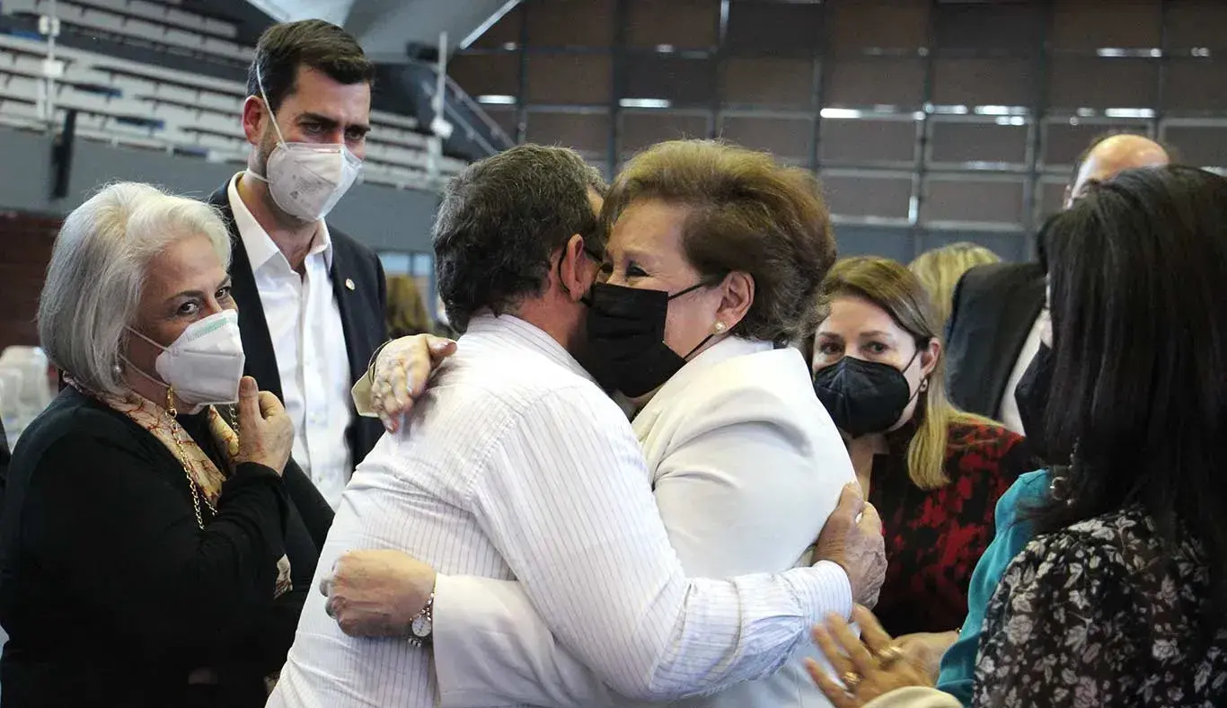 Muestras de cariño a Oralia Aguirre.
