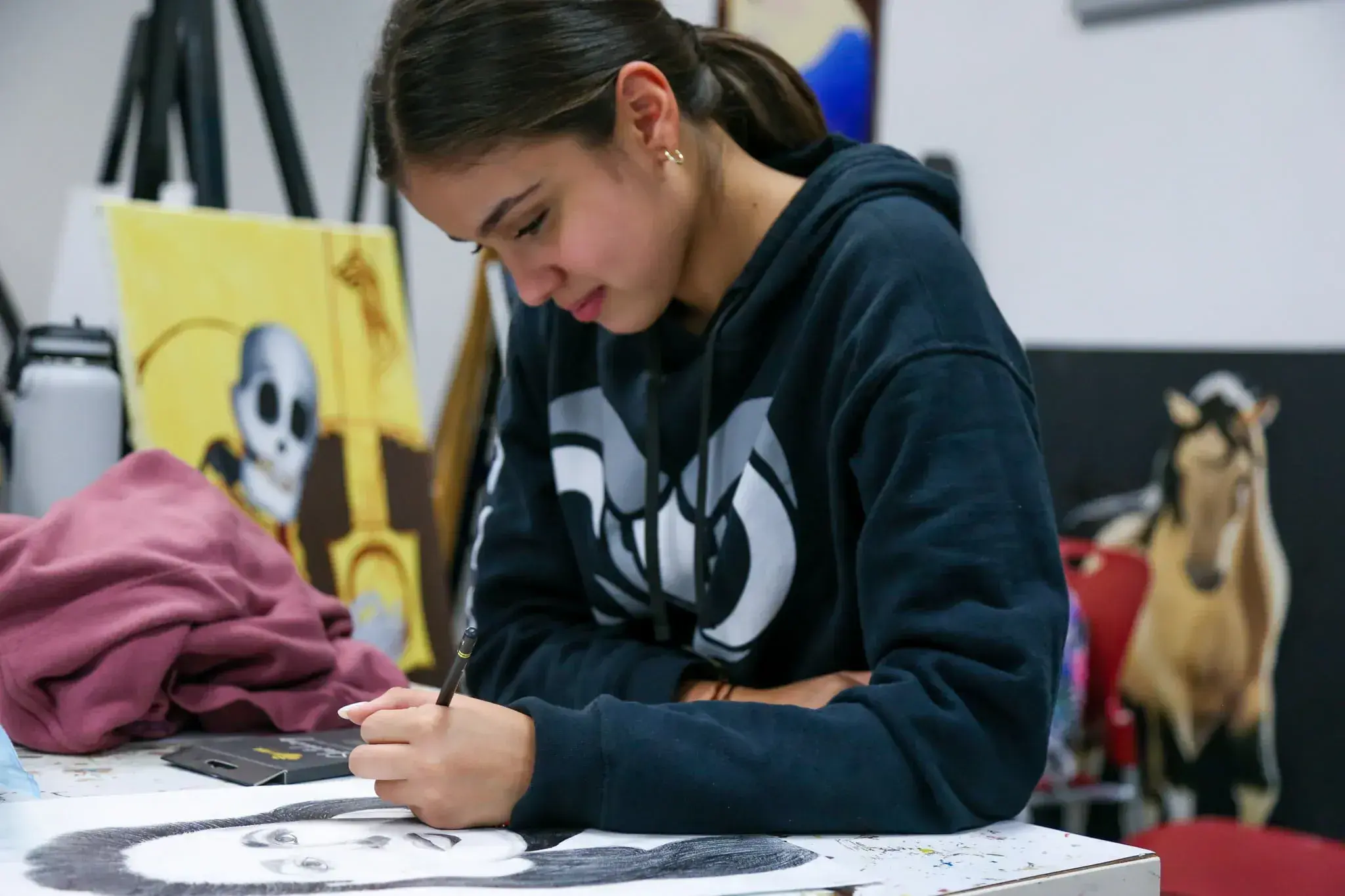Alumna pintando un cuadro