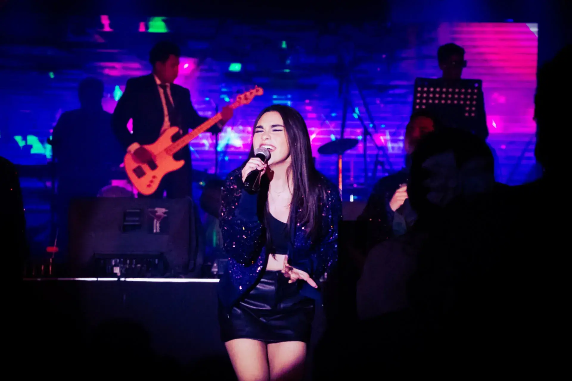 Estudiante del Tec cantando