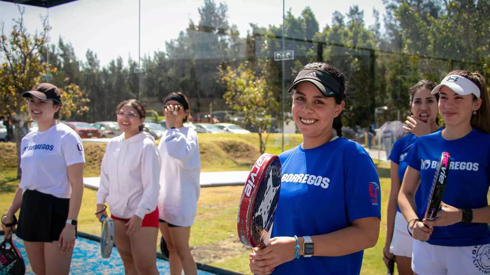 Los alumnos pudieron aprender y probar sus habilidades en la clínica de pádel