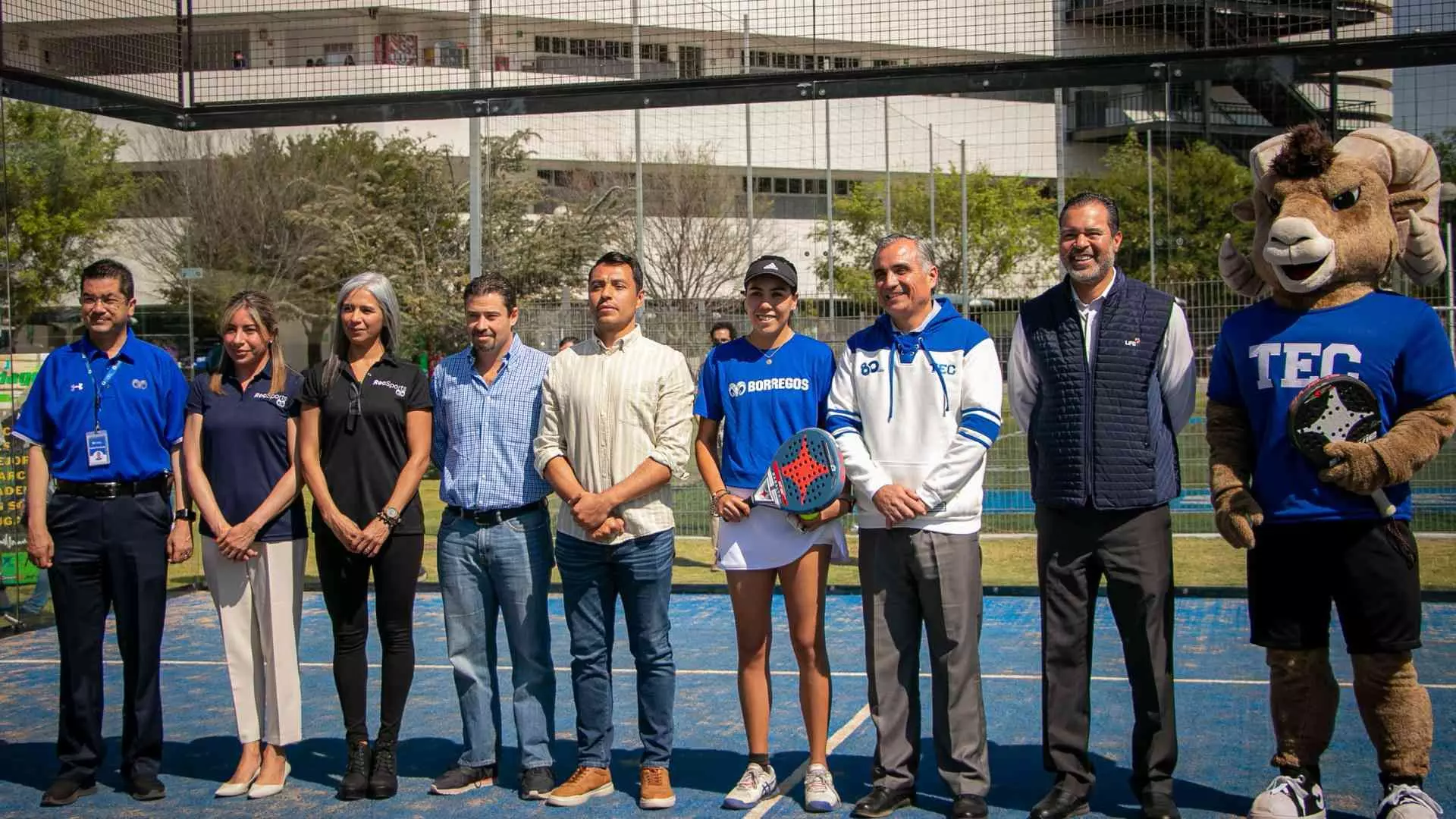 Directivos del Tec de Monterrey en la inauguración de la cancha de pádel
