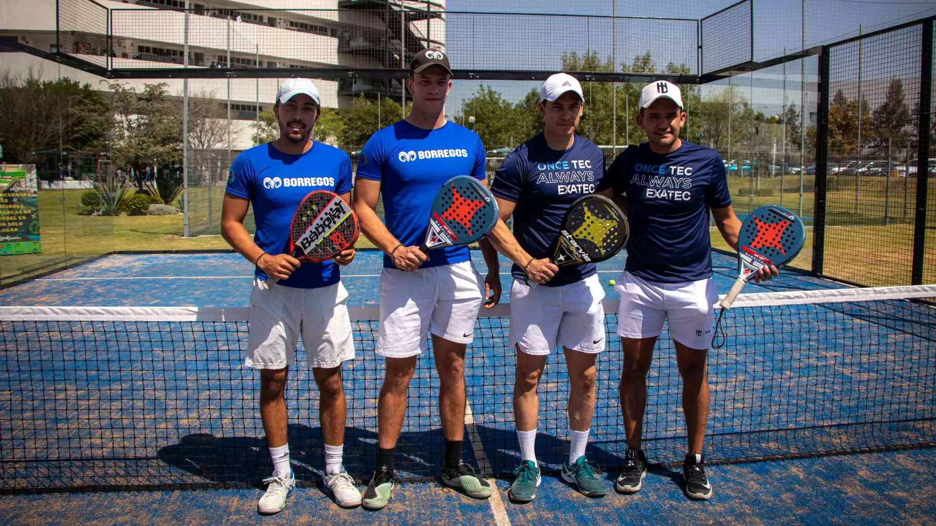 Los alumnos y los exatecs listos para el juego de exhibición