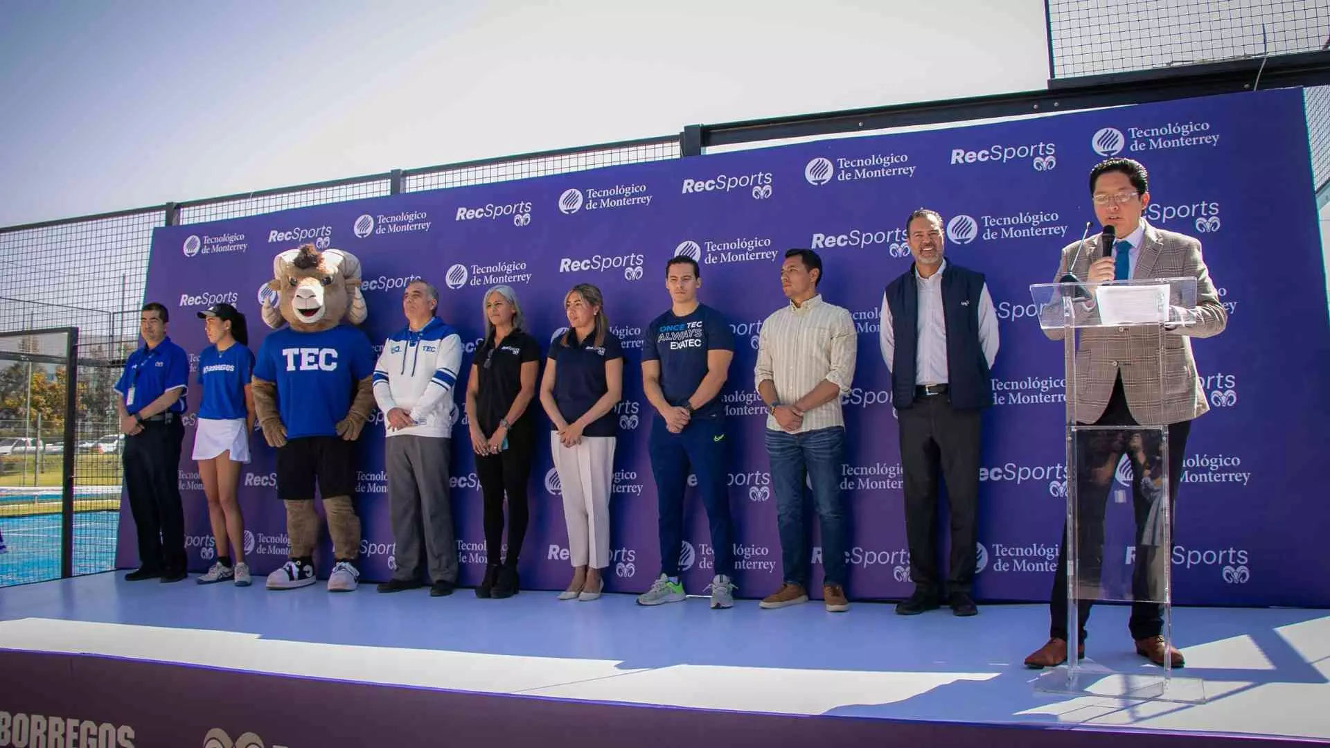 Rueda de prensa de la primera cancha de pádel en campus Puebla